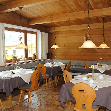 Gaestehaus Pirker לינה וארוחת בוקר